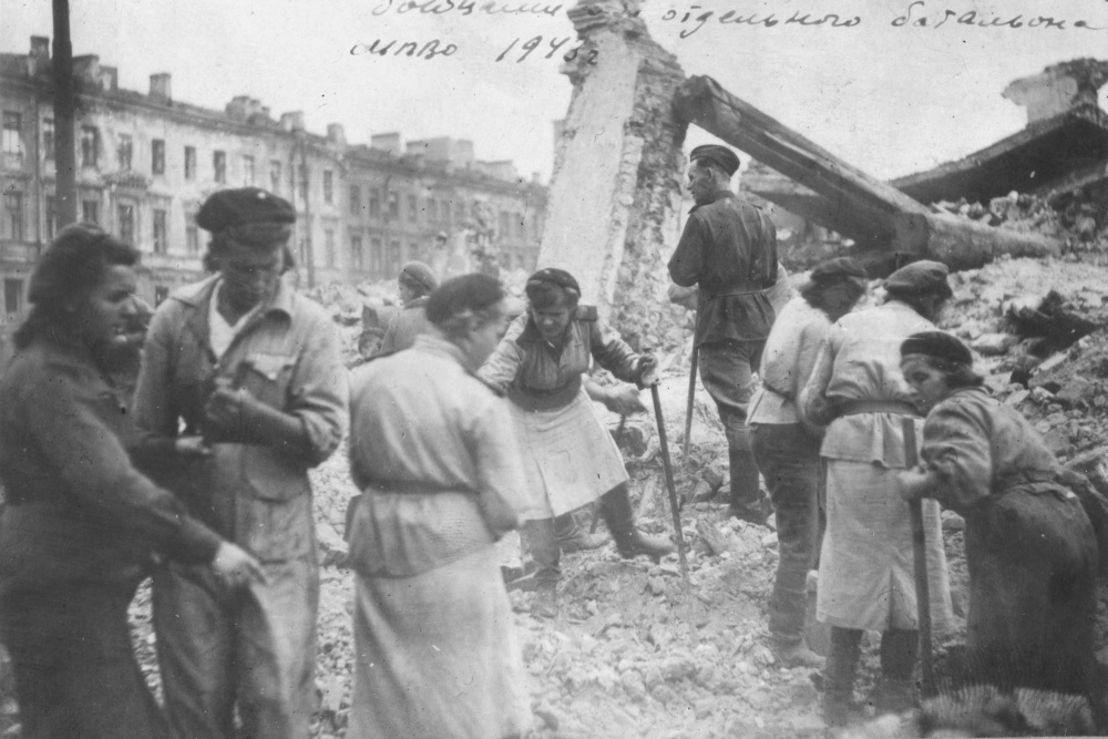 За период с 1930 г. по 1941 г. было выпущено около 2000 специалистов.