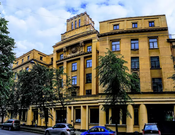 С середины 50-х годов техникум переехал в здание гидрометеорологического техникума, на улице Съезжинской, дом 15-17.