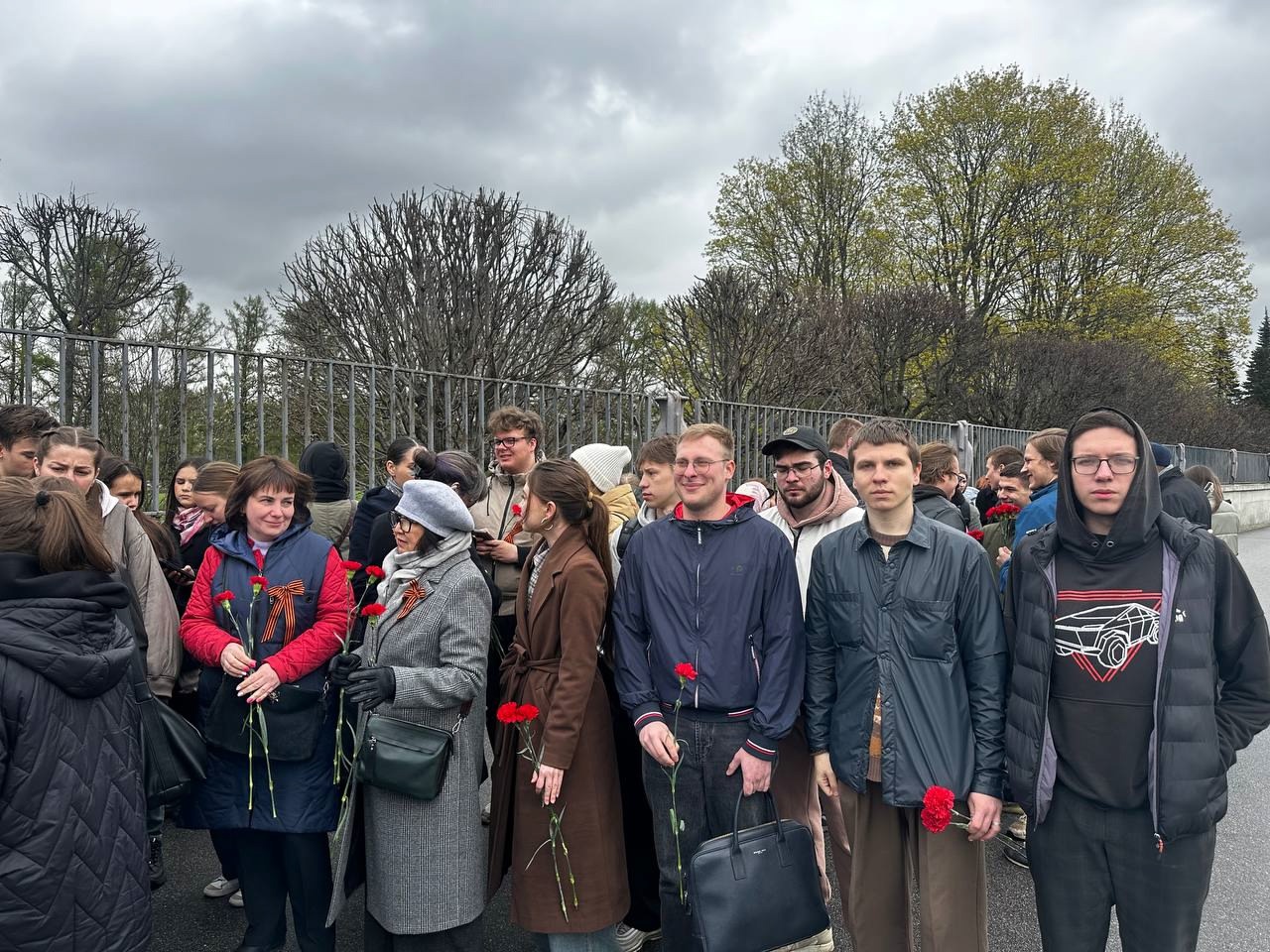 Финансовый университет принял участие в Церемонии возложения цветов на Пискаревском кладбище в преддверии 80-й годовщины Победы в Великой Отечественной войне